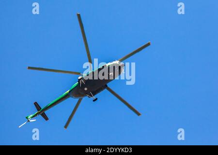 Hélicoptère volant contre le ciel bleu, avion à voilure tournante volant pour le transport Banque D'Images