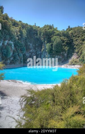 Lac Inferno Crater dans la vallée volcanique de Waimangu en Nouvelle-Zélande Banque D'Images