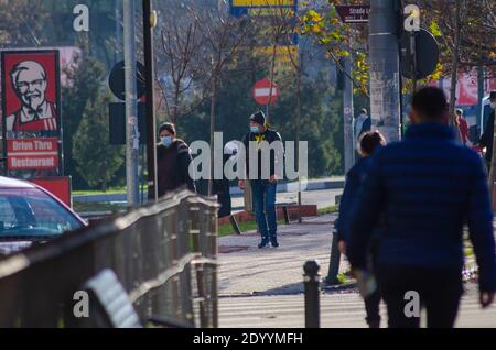BUCAREST, ROUMANIE - 28 décembre 2020 - les piétons portant des masques faciaux dans un tramway par mesure de précaution contre la transmission de COVID-19 dans le centre de Bucarest, Banque D'Images