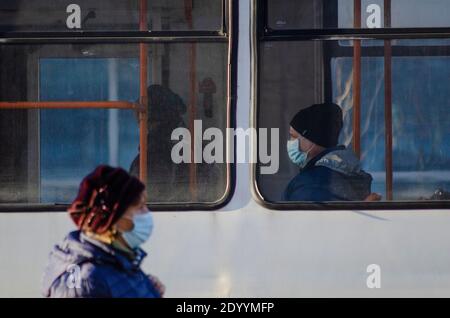 BUCAREST, ROUMANIE - 28 décembre 2020 - les passagers portant un masque facial dans un tramway par mesure de précaution contre la transmission de COVID-19 à Bucarest, Roumanie Banque D'Images