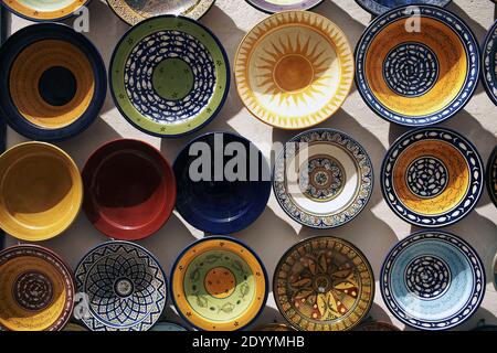 Plaques en céramique traditionnelle en vente sur le marché de la rue à Essaouira, Maroc Banque D'Images