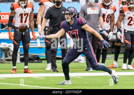 Houston, Texas, États-Unis. 27 décembre 2020. Chad Hansen (17), grand-récepteur texans de Houston, a laci le ballon sur la dernière partie du match lors du 4e quart d'un match de football de la NFL entre les Bengals de Cincinnati et les Texans de Houston au stade NRG à Houston, au Texas. Les Bengals ont gagné le jeu 37 à 31.Trask Smith/CSM/Alamy Live News Banque D'Images