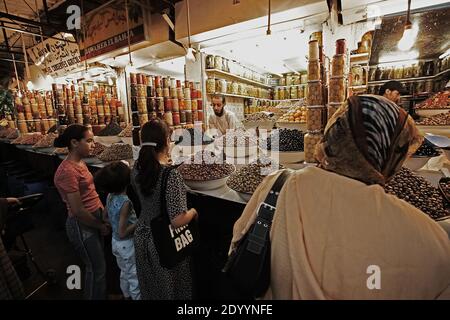 Le souk ou Marché ou Bazar, dans la vieille ville de Marrakech au Maroc en Afrique du Nord. Banque D'Images