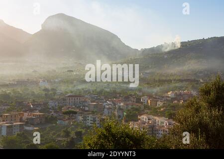 Le brouillard s'élève de la ville de Sorrente, en Italie, au début de la matinée, sur un lever de soleil sans nuages. Banque D'Images