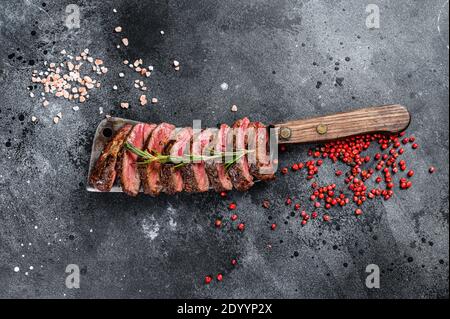 Lame grillée, steak de Denver. Viande de bœuf en marbre. Arrière-plan noir. Vue de dessus Banque D'Images