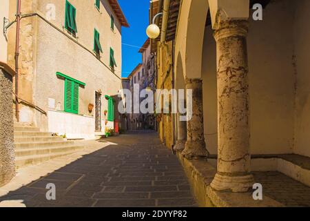 Une rue résidentielle calme dans le village médiéval historique de Batignano, province de Grosseto, Toscane, Italie Banque D'Images