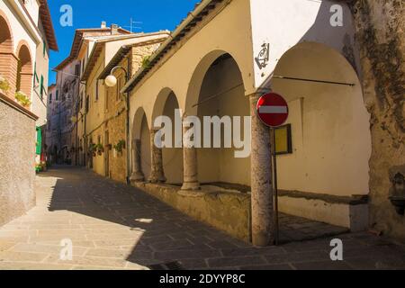 Une rue résidentielle calme dans le village médiéval historique de Batignano, province de Grosseto, Toscane, Italie Banque D'Images