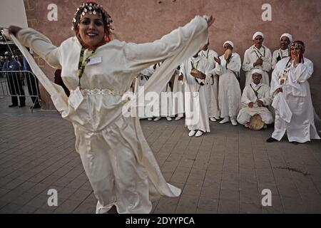 MAROC / Essaouira / Festival mondial de musique de Gnaoua à Essaouira Female Gnawa musicien qui se présente dans la rue d'Essouira. Banque D'Images