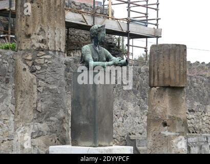 Ancienne statue romaine de la Déesse Diana parmi les ruines et Fouilles du temple d'Apollon à Pompéi à Naples Italie Banque D'Images