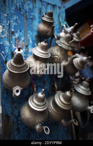 Théières dans le souk de Marrakech, Maroc Banque D'Images