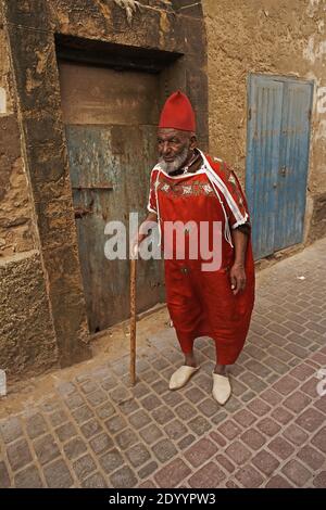 Essaouira, Maroc. Portrait d'un vieil homme dans des vêtements typiquement marocains, dans la rue d'Essaouira. Banque D'Images