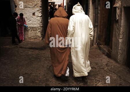 MAROC / Essaouira / vue arrière de deux hommes marchant dans la médina habillée traditionnellement dans la médina de la vieille ville d'Essaouira, Maroc Banque D'Images