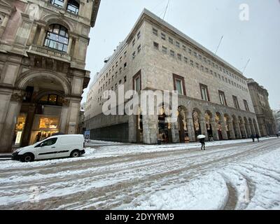 Milan, Italie - 28 décembre 2020 : vue sur la rue de Milan pendant le blizzard de neige de fin décembre, les gens sont visibles au loin. Banque D'Images