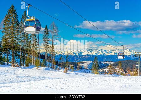 Remontées mécaniques et pistes dans les Dolomites, domaine de Carezza / Karersee, Italie, Tyrol du Sud Banque D'Images