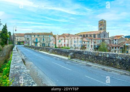 Montolieu Aude Languedoc - Roussillon France. Vie de pont, maisons anciennes et clocher de l'église. Banque D'Images