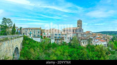 Montolieu Aude Languedoc - Roussillon France. Vie de pont, maisons anciennes et clocher de l'église. Banque D'Images