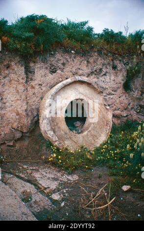 Analyse d'archives du site archéologique Bulla Regia, ruines de Barber, Punic, puis ville romaine en Tunisie. Presse à olives excavée. Avril 1976. Banque D'Images