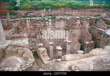 Analyse d'archives du site archéologique Bulla Regia, ruines de Barber, Punic, puis ville romaine en Tunisie. Vue générale sur les ruines de la Maison du pêcheur. Avril 1976. Banque D'Images