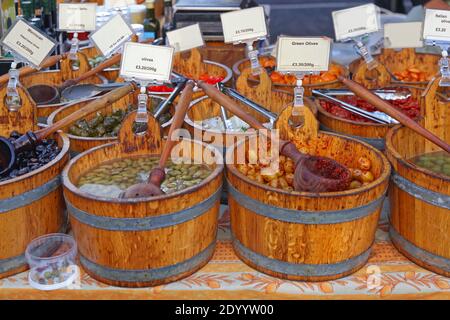 Olives dans des seaux en bois sur le marché agricole Banque D'Images