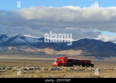 remorque de tracteur sur l'autoroute 80 dans la montagne enneigée norther paysage de désert élevé du nevada au début de l'hiver 2020 Banque D'Images