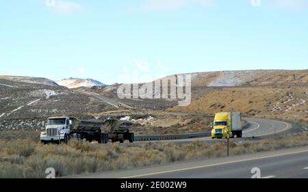 remorque de tracteur sur l'autoroute 80 dans la montagne enneigée norther paysage de désert élevé du nevada au début de l'hiver 2020 Banque D'Images