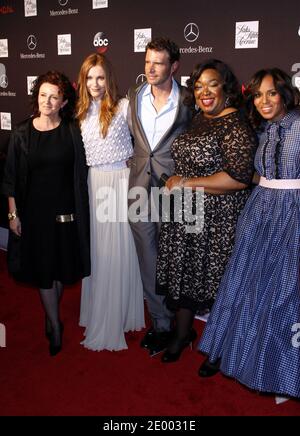 Lyn Paolo, Darby Stanchfield, Scott Foley, Shonda Rhimes et Kerry Washington assistent à l'apparition de scandale à Saks Fifth Avenue à New York City, NY, USA le 2 octobre 2013. Photo de Donna Ward/ABACAPRESS.COM Banque D'Images