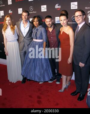 Darby Stanchfield, Scott Foley, Kerry Washington, Guillermo Diaz, Katie Lowes et Dan Bucatinsky assistent à l'apparition de scandale à Saks Fifth Avenue à New York City, NY, USA le 2 octobre 2013. Photo de Donna Ward/ABACAPRESS.COM Banque D'Images