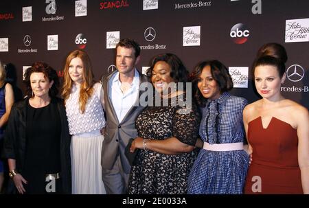 Lyn Paolo, Darby Stanchfield, Scott Foley, Shonda Rhimes, Kerry Washington et Katie Lowes assistent à l'apparition de scandale à Saks Fifth Avenue à New York City, NY, USA le 2 octobre 2013. Photo de Donna Ward/ABACAPRESS.COM Banque D'Images