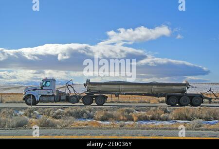 remorque de tracteur sur l'autoroute 80 dans la montagne enneigée norther paysage de désert élevé du nevada au début de l'hiver 2020 Banque D'Images