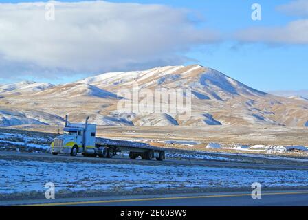 remorque de tracteur sur l'autoroute 80 dans la montagne enneigée norther paysage de désert élevé du nevada au début de l'hiver 2020 Banque D'Images