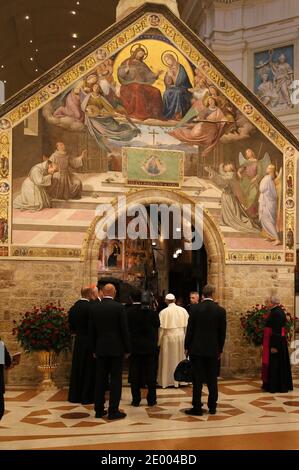 Le pape François visite la basilique Sainte-Marie-des-Anges à Assise, en Italie, le 4 octobre 2013, à la fin d'un pèlerinage dans cette ville à flanc de colline et la tombe de son homonyme, Saint François, le frère du XIIIe siècle. Photo par ABACAPRESS.COM Banque D'Images