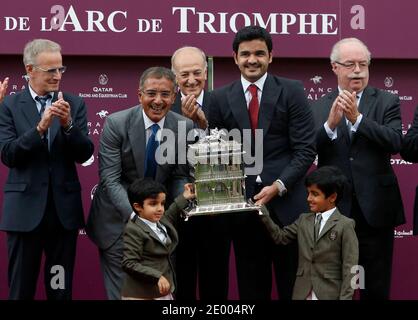 L-R : Christophe Lambert, l'oncle de l'émir du Qatar, Sheikh Abdullah Bin Khalifa Al Thani, France Président du Galop, Bertrand Belinguier, Sheikh Joan Bin Hamad Al Thani et ses fils, Sheikh Hamad Bin Joan Al Thani (à droite) et Sheikh Tamim Bin Joan Al Thani, Et le PDG de Total Christophe de Margerie lors de la cérémonie de remise des prix le Prix de l'Arc de Triomphe du Qatar qui s'est tenu à l'hippodrome de Longchamp, à Paris, en France, le 6 octobre 2013. Photo par Ammar Abd Rabbo/ABACAPRESS.COM Banque D'Images