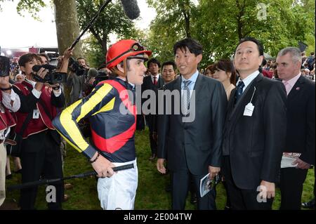 'Orfevre' jockey Christophe Soumillon et propriétaire Shunsuke Yoshida (au centre) vu avant le Qatar Prix de l'Arc de Triomphe qui s'est tenu à l'hippodrome de Longchamp, à Paris, en France, le 6 octobre 2013. Photo par Ammar Abd Rabbo/ABACAPRESS.COM Banque D'Images