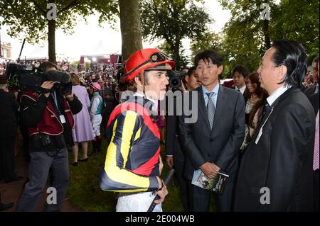 'Orfevre' jockey Christophe Soumillon et propriétaire Shunsuke Yoshida (au centre) vu avant le Qatar Prix de l'Arc de Triomphe qui s'est tenu à l'hippodrome de Longchamp, à Paris, en France, le 6 octobre 2013. Photo par Ammar Abd Rabbo/ABACAPRESS.COM Banque D'Images