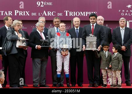 L-R : Christophe Lambert, l'oncle de l'émir du Qatar, Sheikh Abdullah Bin Khalifa Al Thani, jockey Thierry Jarnet, France Président du Galop Bertrand Belinguier, Sheikh Joan Bin Hamad Al Thani et ses fils, Sheikh Hamad Bin Joan Al Thani (à droite) et Sheikh Tamim Bin Joan Al Thani, Et le PDG de Total Christophe de Margerie lors de la cérémonie de remise des prix le Prix de l'Arc de Triomphe du Qatar qui s'est tenu à l'hippodrome de Longchamp, à Paris, en France, le 6 octobre 2013. Photo par Ammar Abd Rabbo/ABACAPRESS.COM Banque D'Images