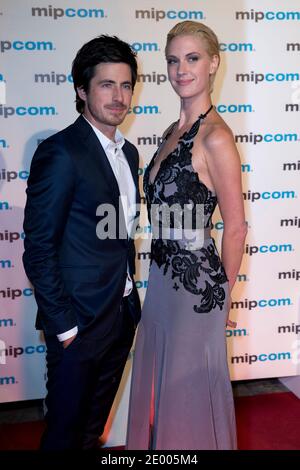 L'acteur Graig Olejnik (L), l'actrice Lauren Lee Smith (R) pose lors d'une séance photo pour le film "l'auditeur" au marché de la télévision et du divertissement MIPCOM à Cannes, en France, le 7 octobre 2013. Photo de Syspeo.R/ABACAPRESS.COM Banque D'Images