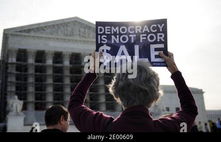 Des personnes protestent lors d'arguments oraux dans l'affaire McCutcheon c. Federal Election Commission à la Cour suprême des États-Unis à Washington, DC, Etats-Unis, le 8 octobre 2013. Le cas teste les limites constitutionnelles des lois de financement de campagne impliquant des contributions aux candidats et aux partis politiques et suit la décision controversée de Citizens United de 2010. Photo par Olivier Douliery/ABACAPRESS.COM Banque D'Images