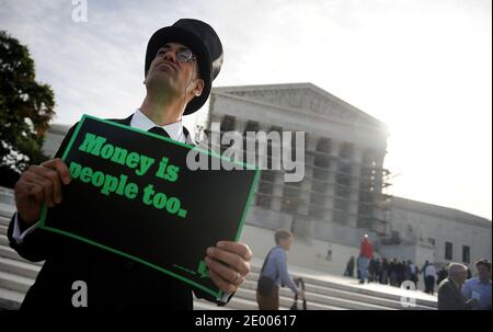 Des personnes protestent lors d'arguments oraux dans l'affaire McCutcheon c. Federal Election Commission à la Cour suprême des États-Unis à Washington, DC, Etats-Unis, le 8 octobre 2013. Le cas teste les limites constitutionnelles des lois de financement de campagne impliquant des contributions aux candidats et aux partis politiques et suit la décision controversée de Citizens United de 2010. Photo par Olivier Douliery/ABACAPRESS.COM Banque D'Images