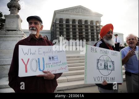 Des personnes protestent lors d'arguments oraux dans l'affaire McCutcheon c. Federal Election Commission à la Cour suprême des États-Unis à Washington, DC, Etats-Unis, le 8 octobre 2013. Le cas teste les limites constitutionnelles des lois de financement de campagne impliquant des contributions aux candidats et aux partis politiques et suit la décision controversée de Citizens United de 2010. Photo par Olivier Douliery/ABACAPRESS.COM Banque D'Images