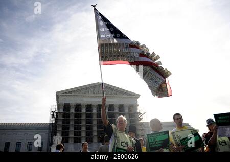 Des personnes protestent lors d'arguments oraux dans l'affaire McCutcheon c. Federal Election Commission à la Cour suprême des États-Unis à Washington, DC, Etats-Unis, le 8 octobre 2013. Le cas teste les limites constitutionnelles des lois de financement de campagne impliquant des contributions aux candidats et aux partis politiques et suit la décision controversée de Citizens United de 2010. Photo par Olivier Douliery/ABACAPRESS.COM Banque D'Images