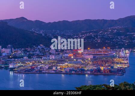 Vue aérienne de nuit du port des conteneurs à Wellington, Nouvelle-Zélande Banque D'Images