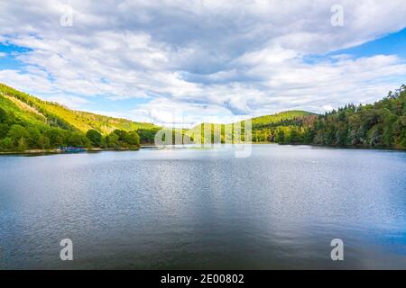 Paulushofdamm et Obersee lors d'une belle journée en été. Banque D'Images