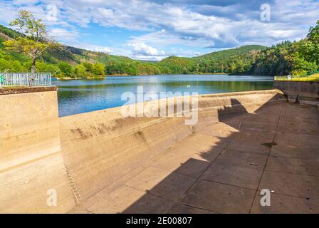 Paulushofdamm, Rursee et Obersee lors d'une belle journée en été. Banque D'Images