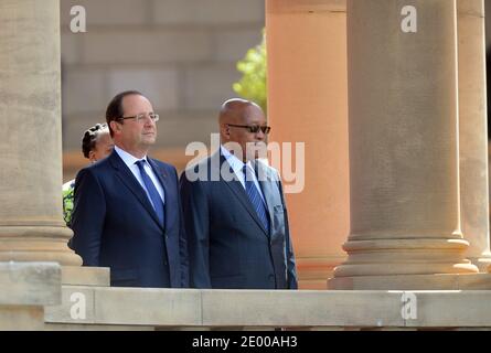 Le président sud-africain Jacob Zuma accueille le président français François Hollande dans les bâtiments de l'Union à Pretoria, Afrique du Sud, le 14 octobre 2013. Photo de Jacques Witt/Pool/ABACAPRESS.COM Banque D'Images