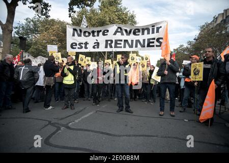 Les employés de la société française d'équipements de télécommunications Alcatel Lucent manifestent contre les plans de réduction de 10.000 emplois dans le cadre d'une tentative de réduction des coûts, à Paris, en France, le 15 octobre 2013. La société a déclaré des pertes au cours des cinq trimestres précédents et espère économiser 1.4 milliards de dollars grâce à des réductions de coûts d'ici 2015. Photo de Nicolas Messyasz/ABACAPRESS.COM Banque D'Images