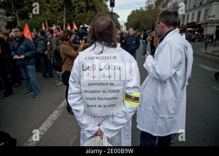 Les employés de la société française d'équipements de télécommunications Alcatel Lucent manifestent contre les plans de réduction de 10.000 emplois dans le cadre d'une tentative de réduction des coûts, à Paris, en France, le 15 octobre 2013. La société a déclaré des pertes au cours des cinq trimestres précédents et espère économiser 1.4 milliards de dollars grâce à des réductions de coûts d'ici 2015. Photo de Nicolas Messyasz/ABACAPRESS.COM Banque D'Images