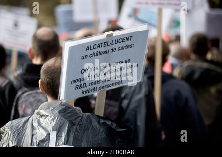 Les employés de la société française d'équipements de télécommunications Alcatel Lucent manifestent contre les plans de réduction de 10.000 emplois dans le cadre d'une tentative de réduction des coûts, à Paris, en France, le 15 octobre 2013. La société a déclaré des pertes au cours des cinq trimestres précédents et espère économiser 1.4 milliards de dollars grâce à des réductions de coûts d'ici 2015. Photo de Nicolas Messyasz/ABACAPRESS.COM Banque D'Images