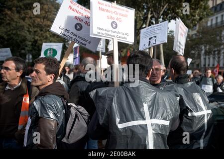Les employés de la société française d'équipements de télécommunications Alcatel Lucent manifestent contre les plans de réduction de 10.000 emplois dans le cadre d'une tentative de réduction des coûts, à Paris, en France, le 15 octobre 2013. La société a déclaré des pertes au cours des cinq trimestres précédents et espère économiser 1.4 milliards de dollars grâce à des réductions de coûts d'ici 2015. Photo de Nicolas Messyasz/ABACAPRESS.COM Banque D'Images