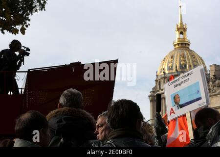 Les employés de la société française d'équipements de télécommunications Alcatel Lucent manifestent contre les plans de réduction de 10.000 emplois dans le cadre d'une tentative de réduction des coûts, à Paris, en France, le 15 octobre 2013. La société a enregistré des pertes au cours des cinq trimestres précédents et espère économiser 0,4 milliards grâce à des réductions de coûts d'ici 2015. Photo de Stephane Lemouton/ABACAPRESS.COM Banque D'Images
