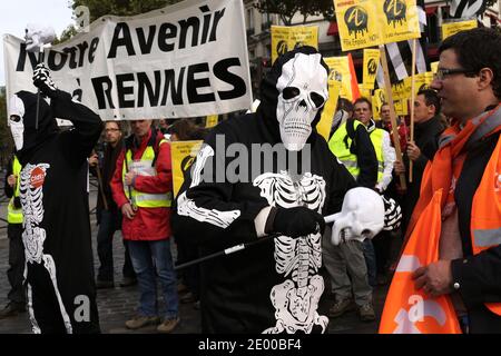 Les employés de la société française d'équipements de télécommunications Alcatel Lucent manifestent contre les plans de réduction de 10.000 emplois dans le cadre d'une tentative de réduction des coûts, à Paris, en France, le 15 octobre 2013. La société a enregistré des pertes au cours des cinq trimestres précédents et espère économiser 0,4 milliards grâce à des réductions de coûts d'ici 2015. Photo de Stephane Lemouton/ABACAPRESS.COM Banque D'Images